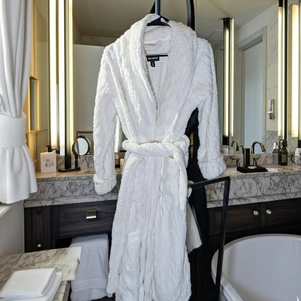 Plush White Bathrobe for Ultimate Comfort‎
